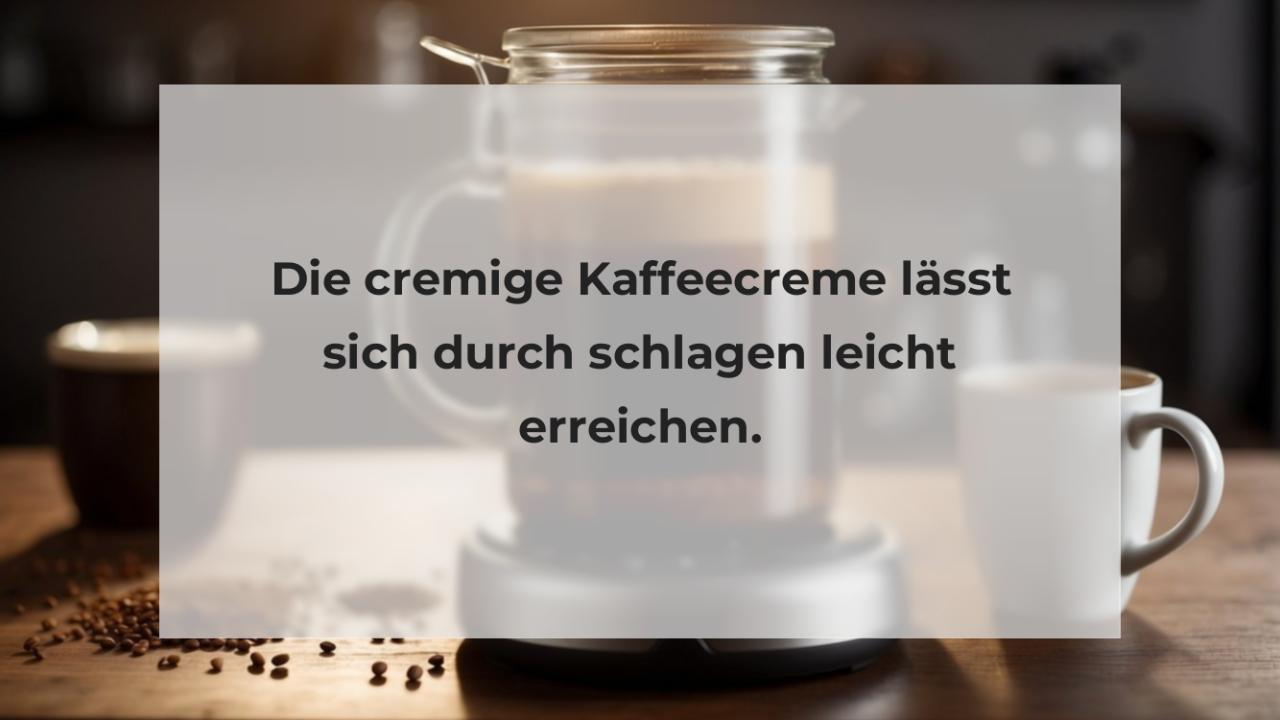 Die cremige Kaffeecreme lässt sich durch schlagen leicht erreichen.