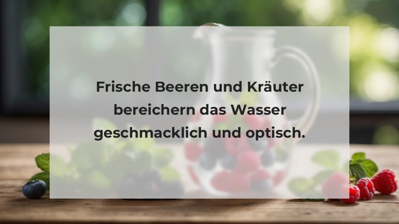 Frische Beeren und Kräuter bereichern das Wasser geschmacklich und optisch.