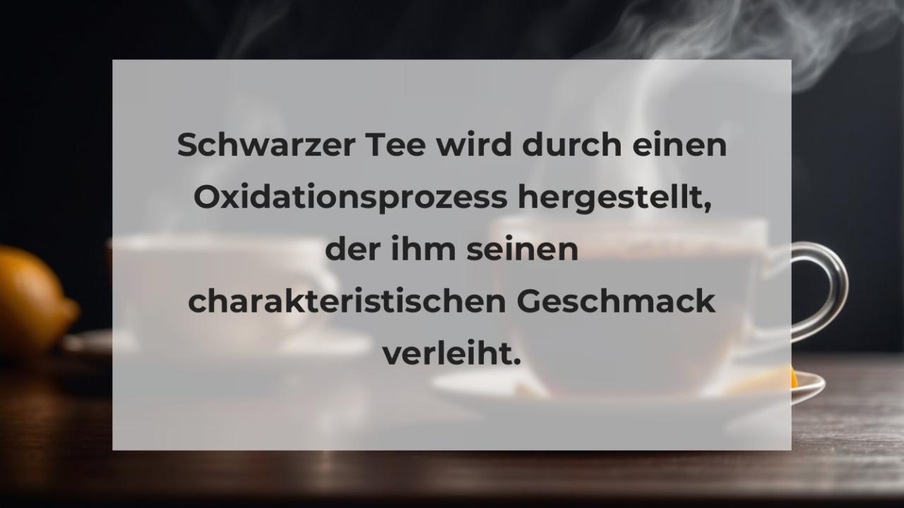 Schwarzer Tee wird durch einen Oxidationsprozess hergestellt, der ihm seinen charakteristischen Geschmack verleiht.